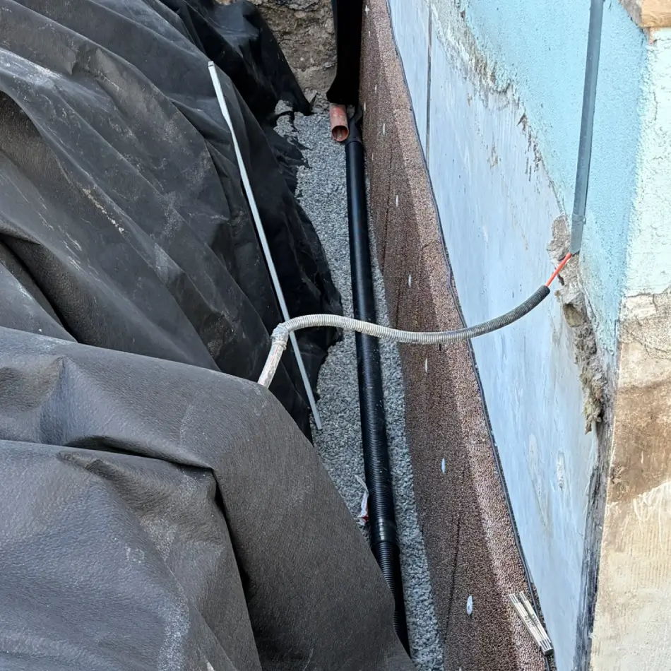 Installation av dagvatten och VA i Bromma vid husgrund med dräneringsrör och fuktskydd.