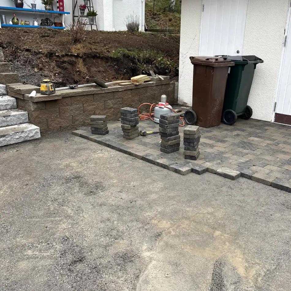 Professionell stenläggning i Bromma – nyläggning av marksten vid uppfart och stödmur